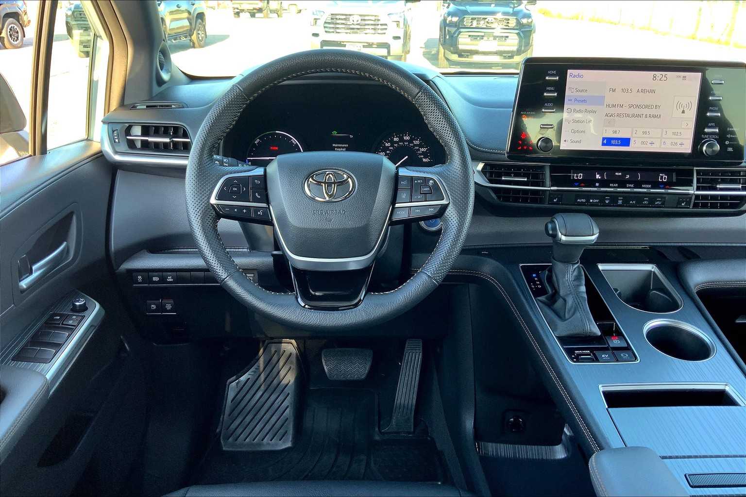 2023 Toyota Sienna Woodland Edition photo 5