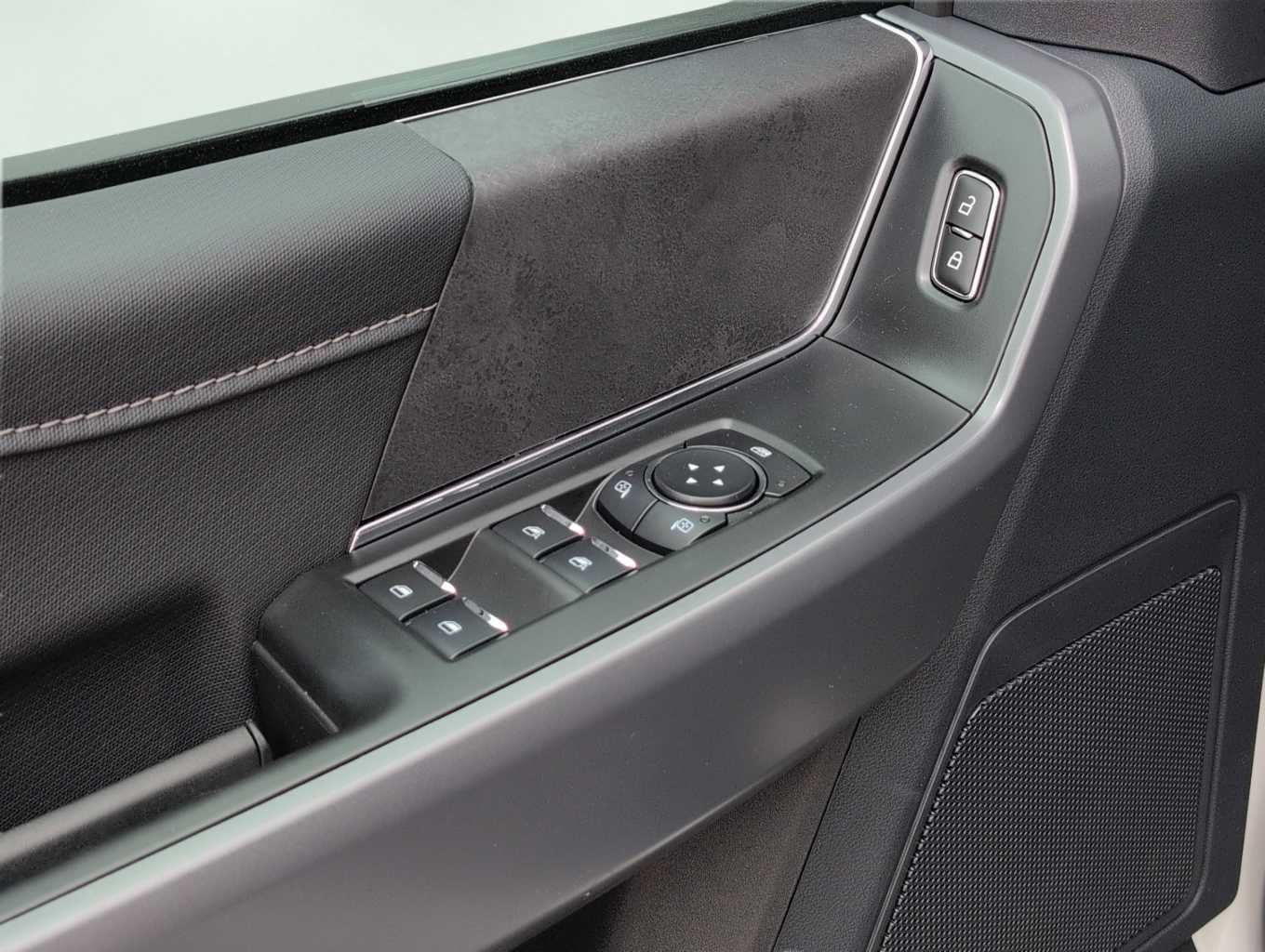 2025 Ford F-150 XLT photo 6