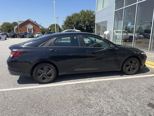 2021 Hyundai Elantra SEL photo 2