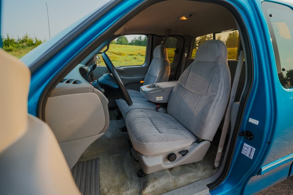 1997 Ford F-150 XLT photo 2