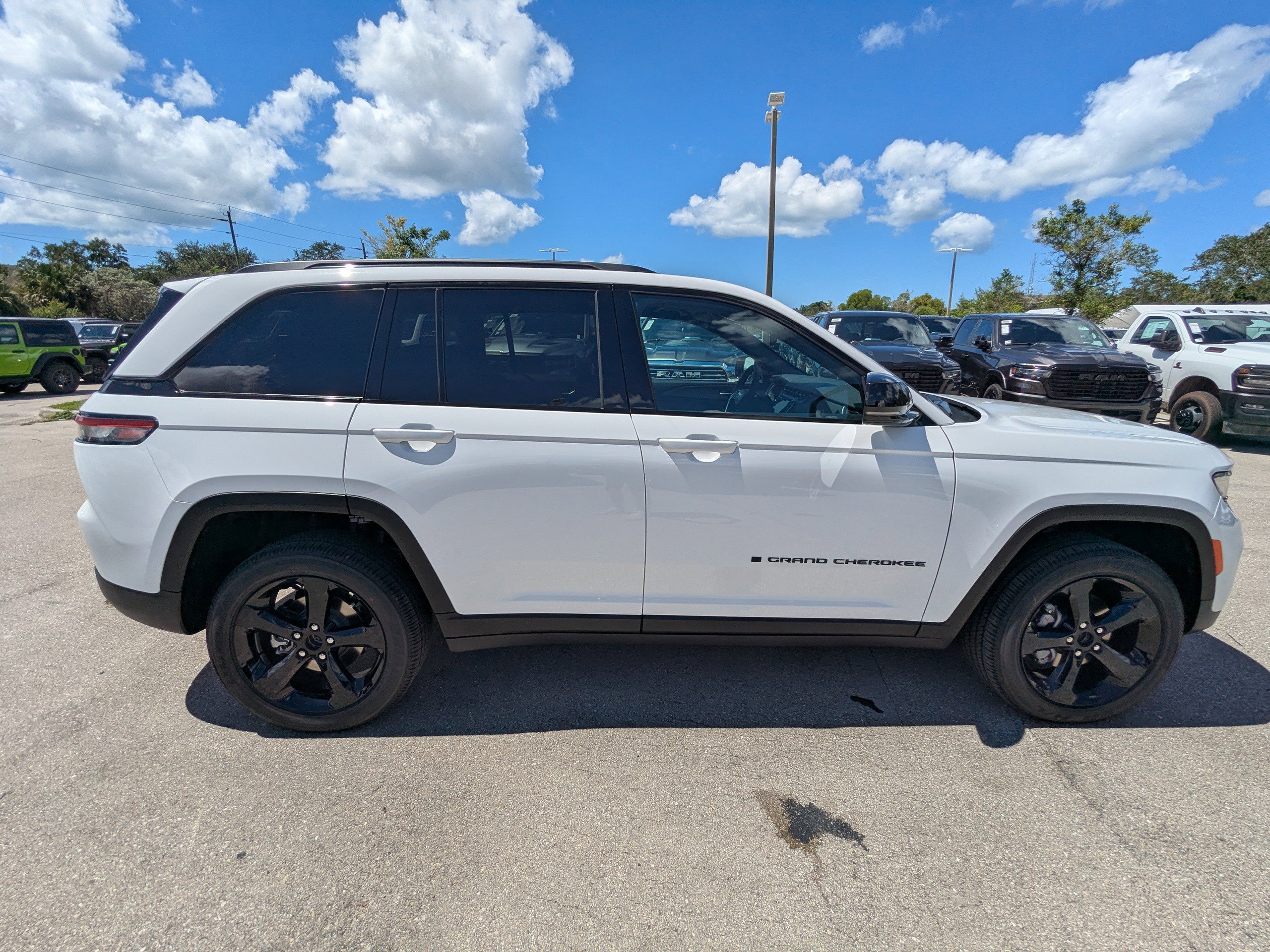 2025 Jeep Grand Cherokee Laredo Altitude photo 4