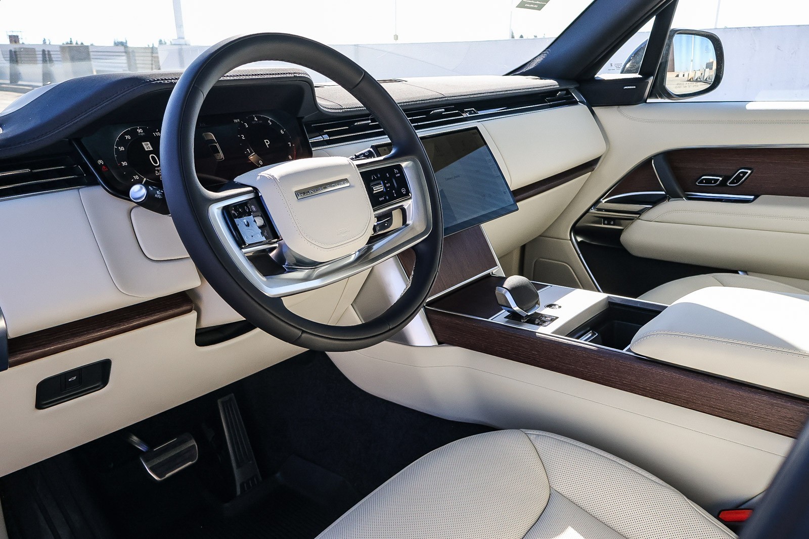 2025 Land Rover Range Rover SE photo 17