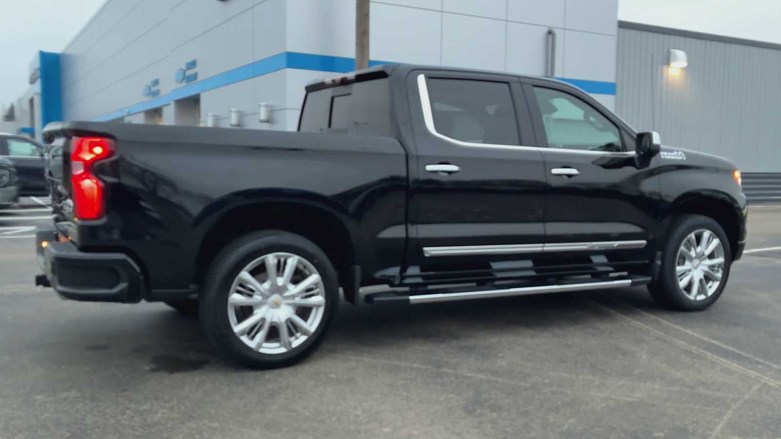 2022 Chevrolet Silverado 1500 High Country photo 2