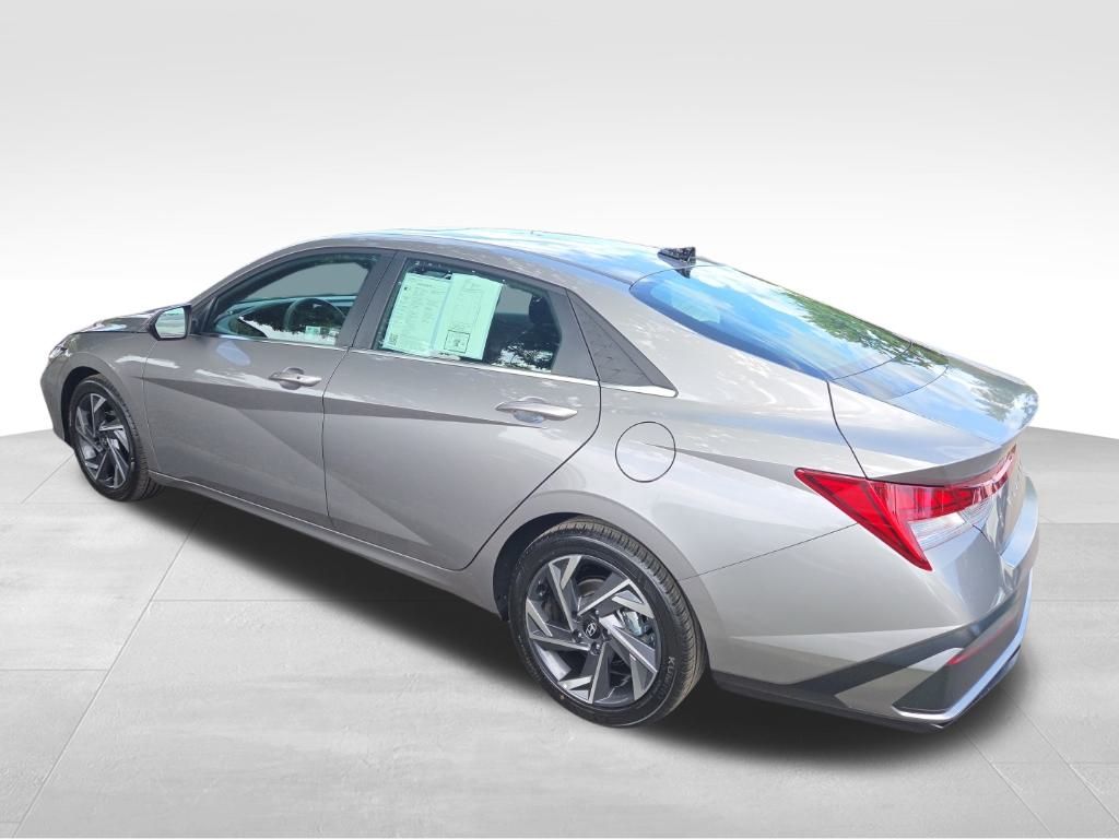 2024 Hyundai Elantra SEL Convenience photo 4