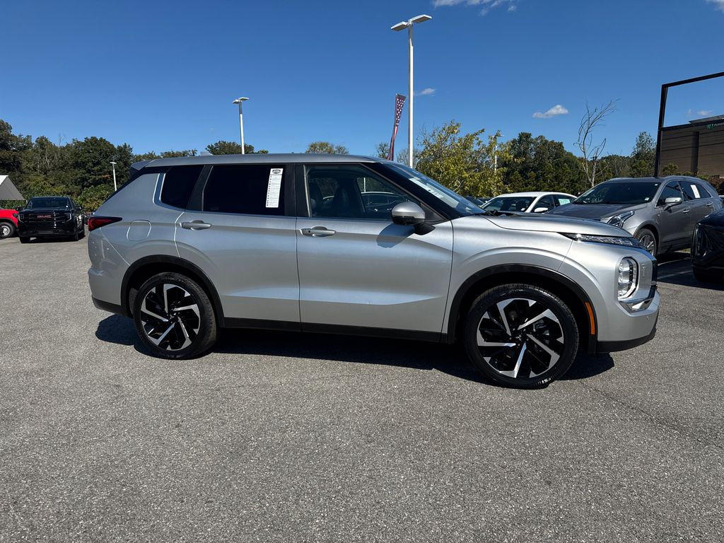2024 Mitsubishi Outlander SE photo 2