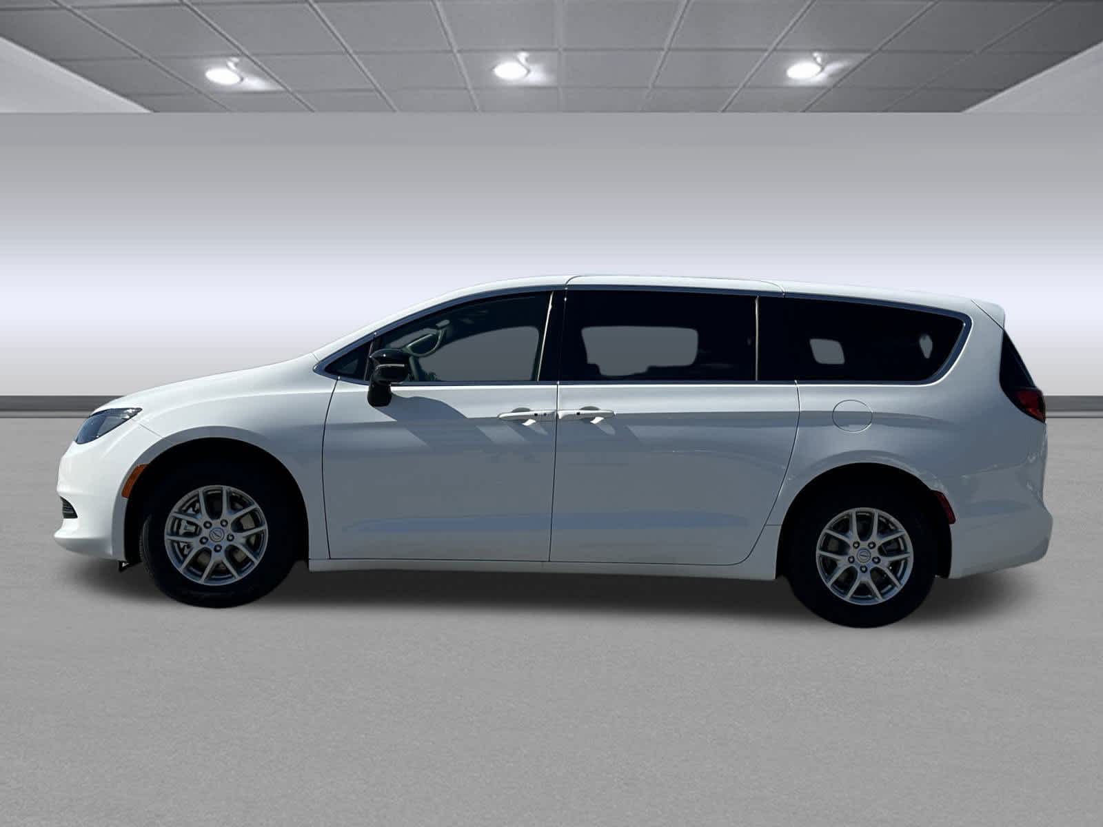2026 Chrysler Voyager LX photo 4