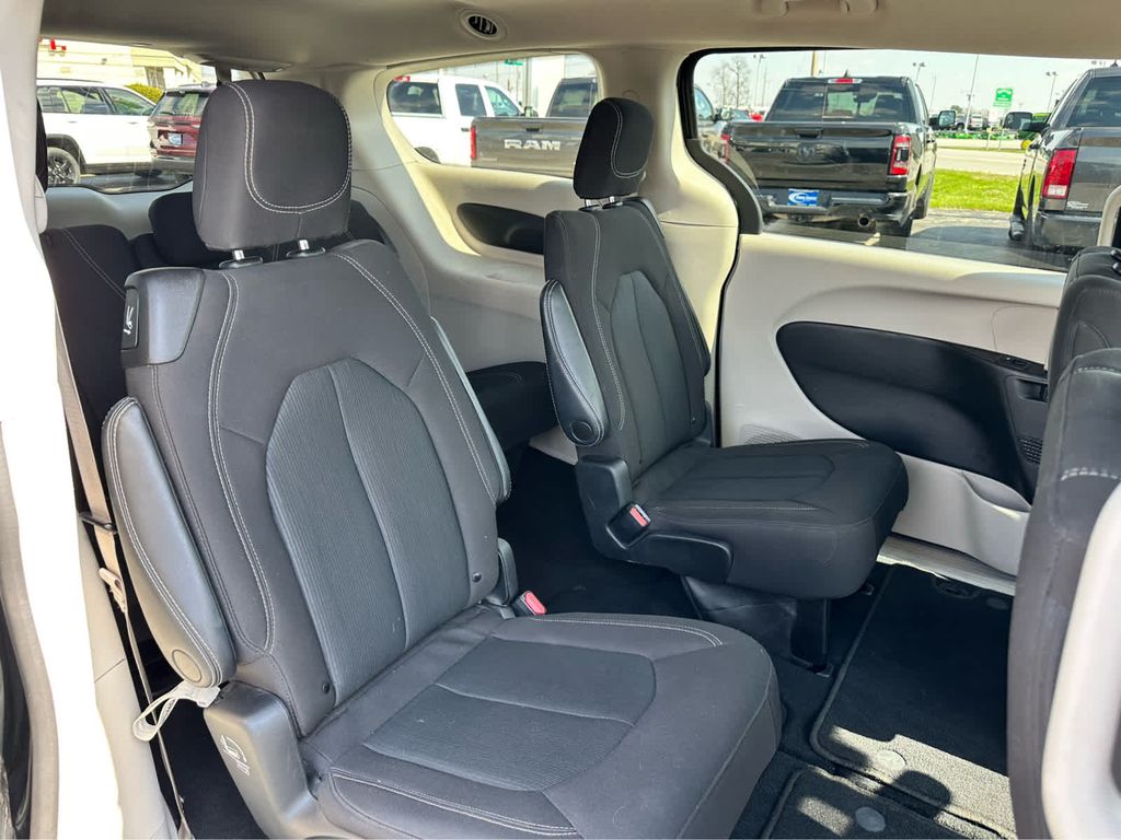 2023 Chrysler Voyager LX photo 18