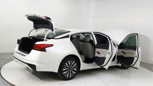 Used 2023 Pearl White Tricoat Nissan 2.5 SV image 11