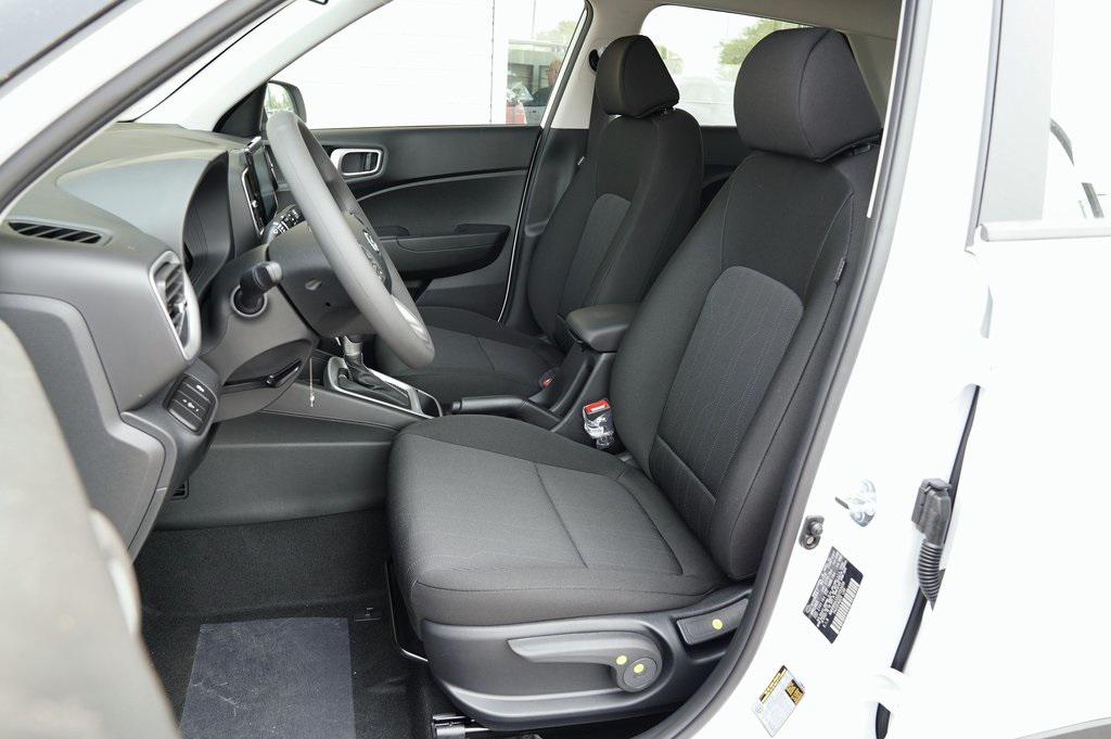2025 Hyundai Venue SE photo 9