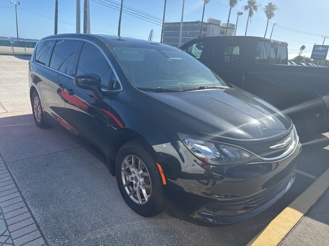 2017 Chrysler Pacifica Touring's photo