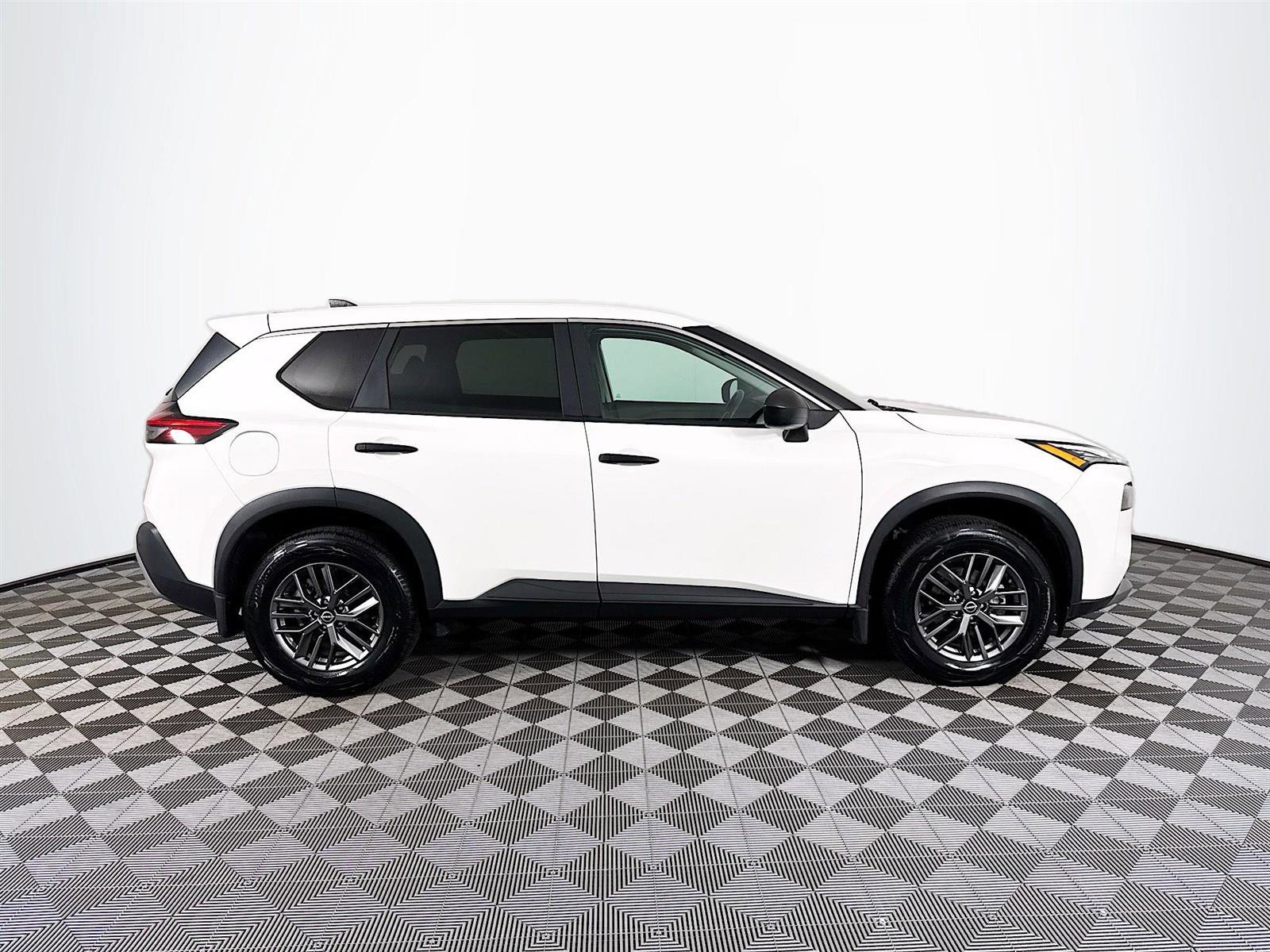 2022 Nissan Rogue S AWD photo 3
