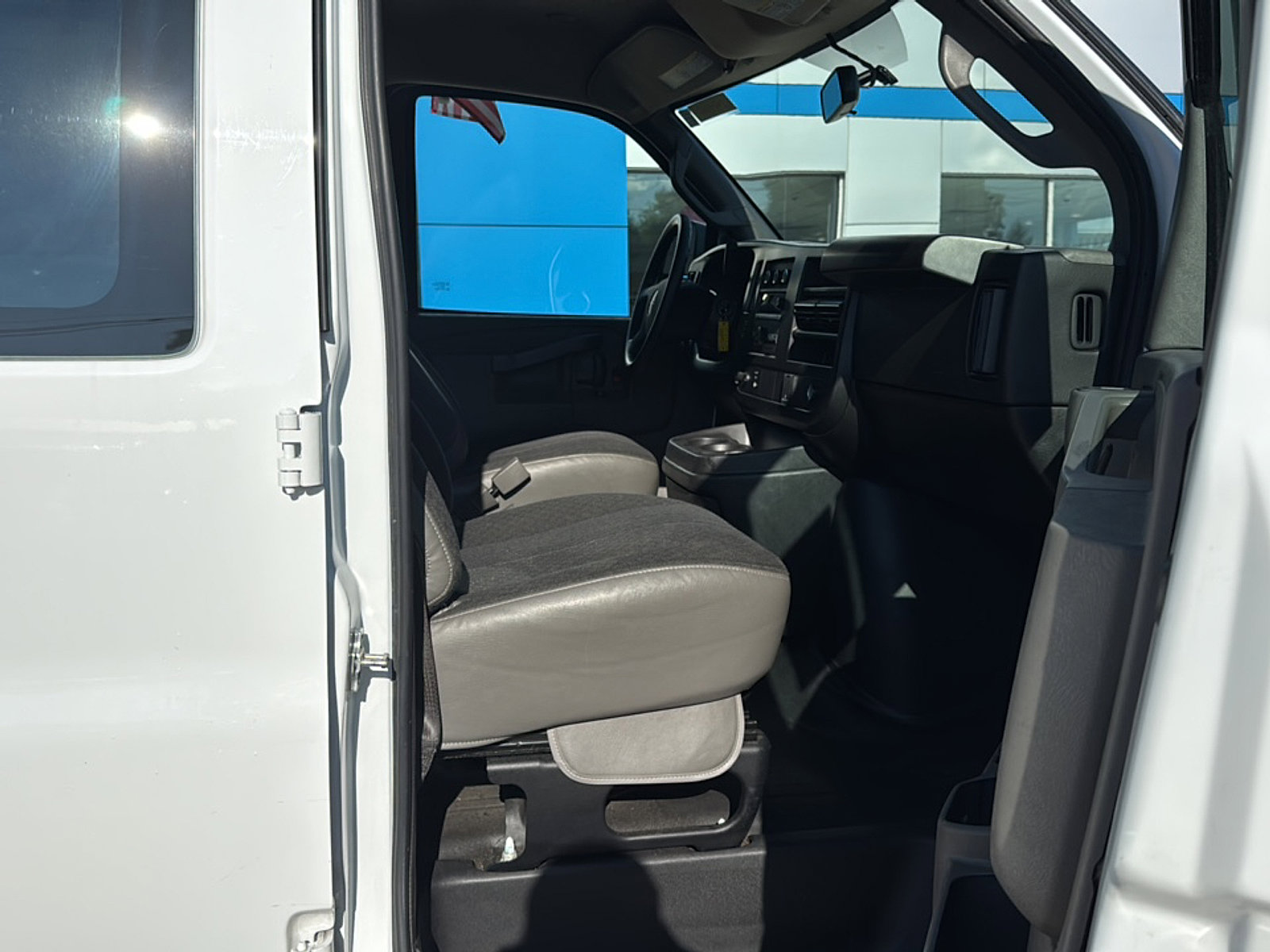 2024 Gmc Savana Cargo 2500 photo 2