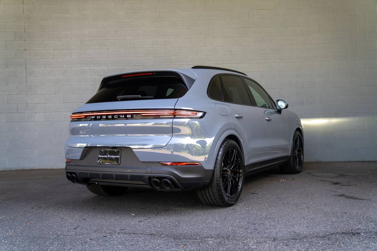 2025 Porsche Cayenne S photo 14