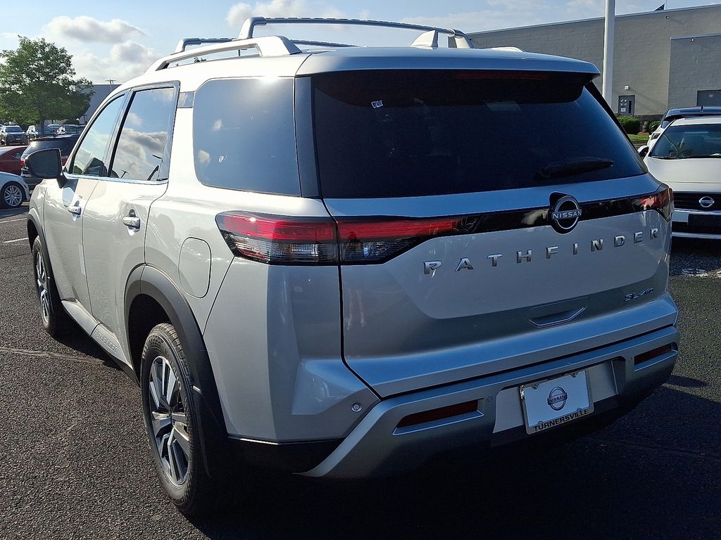 2025 Nissan Pathfinder SL photo 2