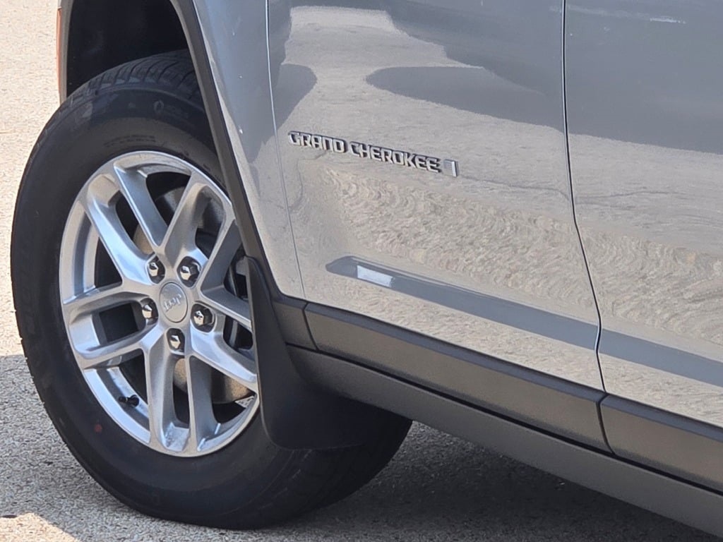 2025 Jeep Grand Cherokee Laredo photo 14