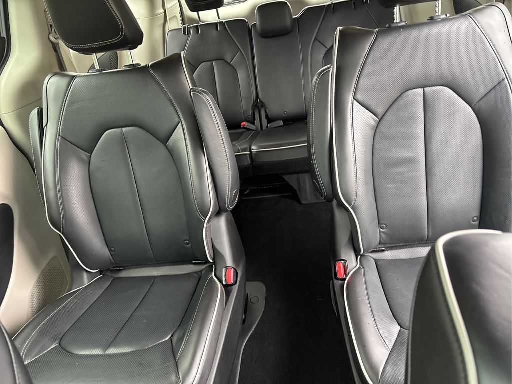2021 Chrysler Pacifica Hybrid Limited photo 17