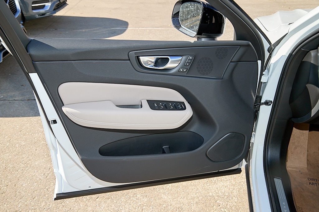 2026 VOLVO XC60 - Image 9