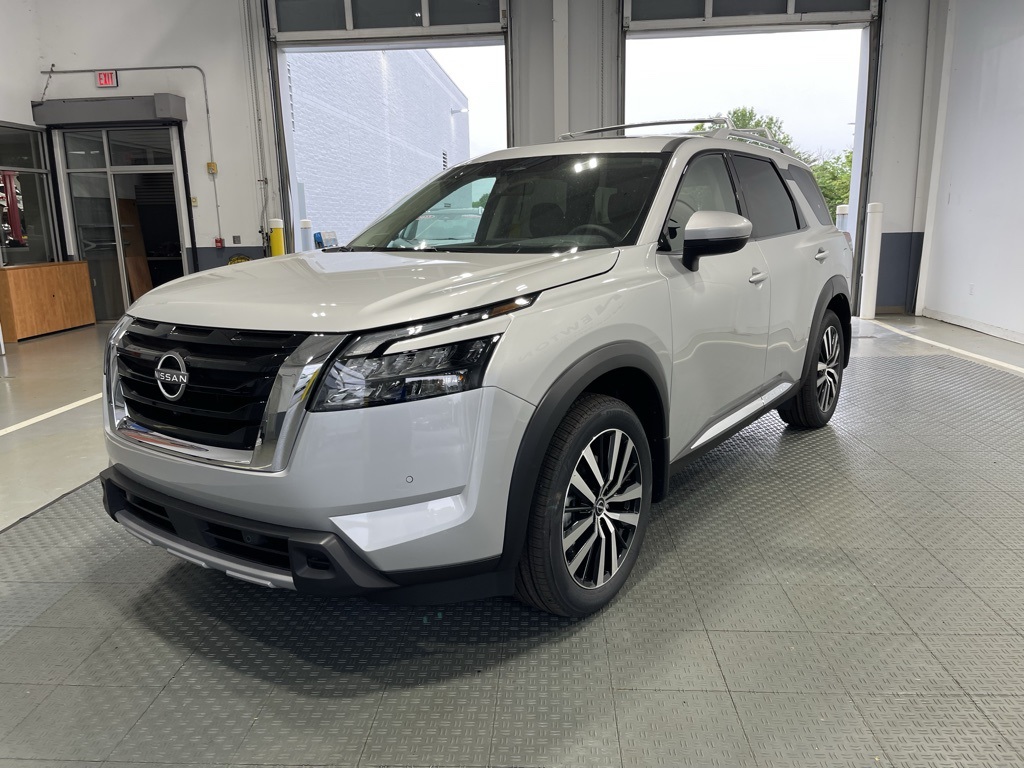 2025 Nissan Pathfinder Platinum photo 3
