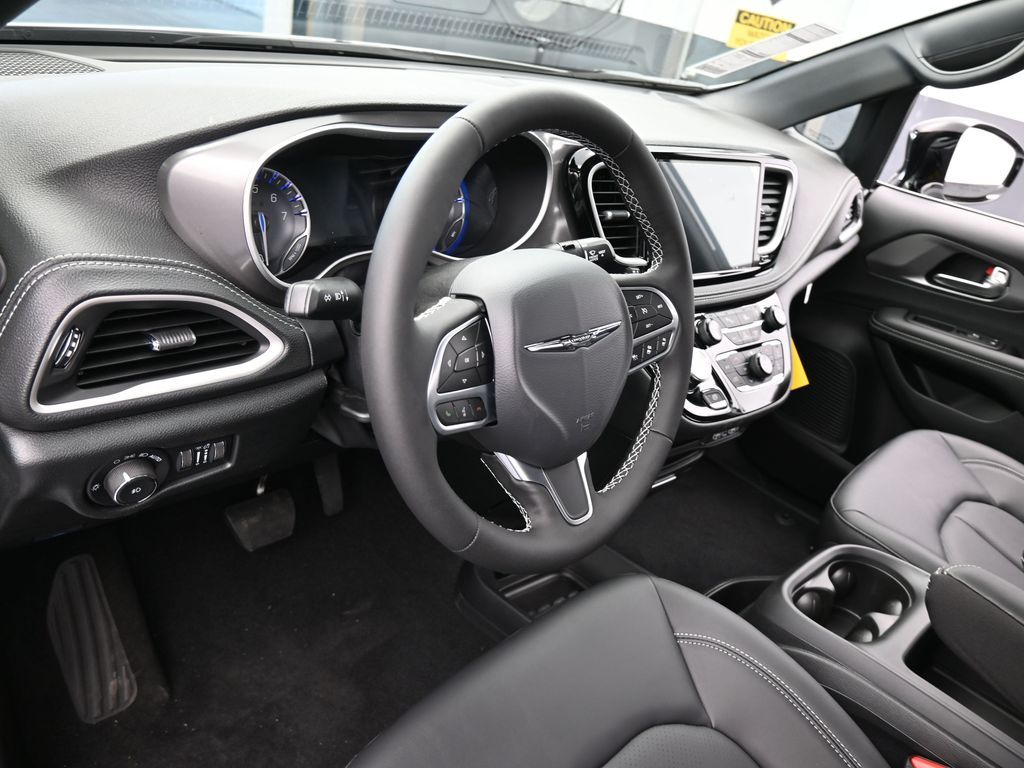 2025 Chrysler Pacifica Touring photo 6