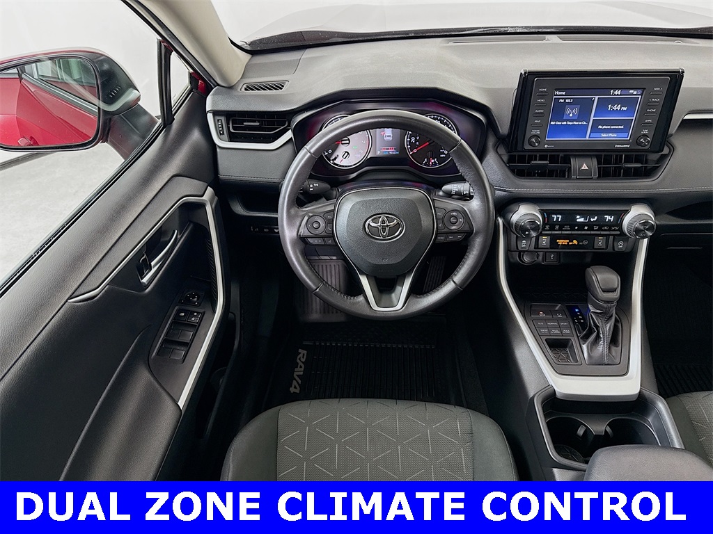 2020 Toyota RAV4 XLE photo 4