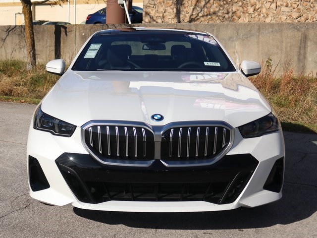 2026 Bmw 550e xDrive photo 2