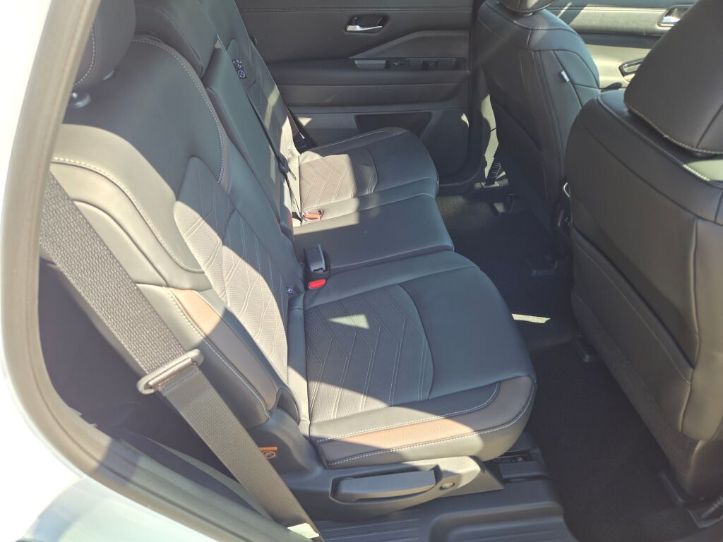 2025 Nissan Pathfinder Platinum photo 8