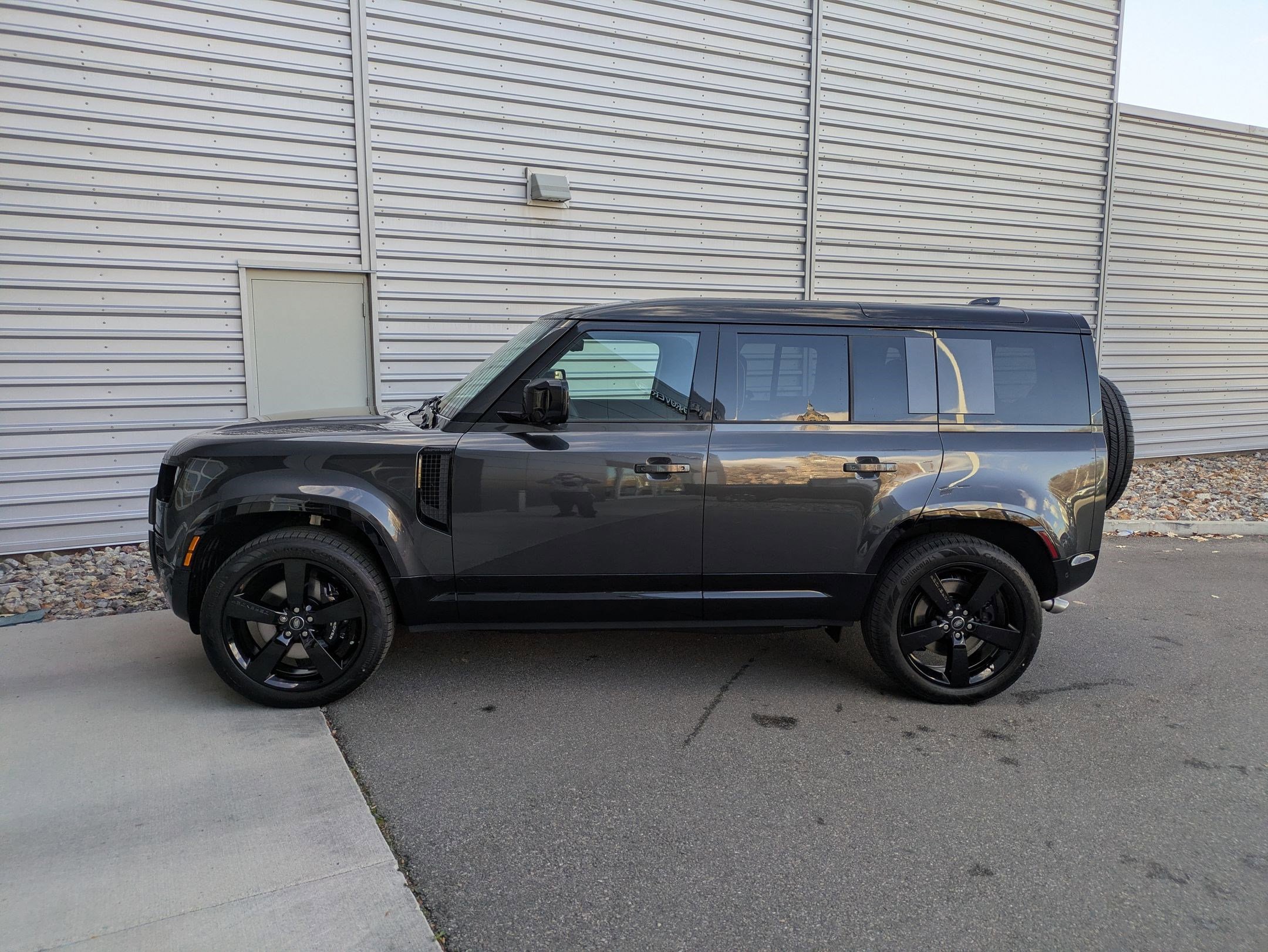 2025 Land Rover Defender 110 V8 photo 2