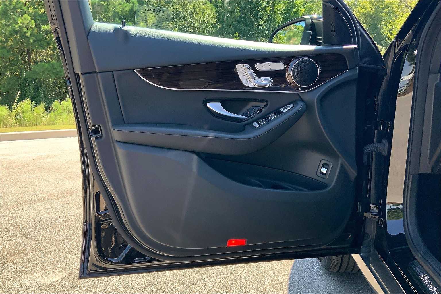 2021 Mercedes Benz GLC 300 photo 24