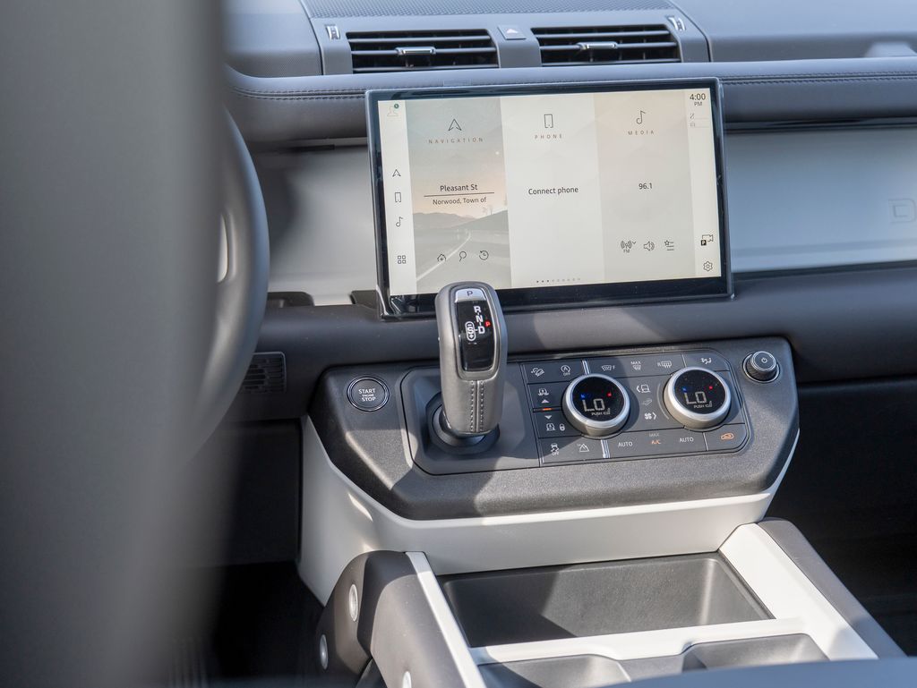 2025 Land Rover Defender 130 X-Dynamic SE photo 19