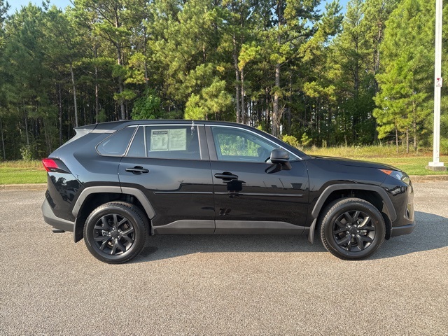 2022 Toyota RAV4 LE photo 3