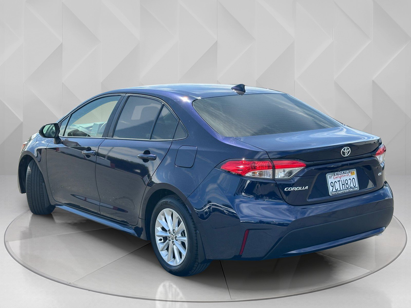 2022 Toyota Corolla LE photo 2