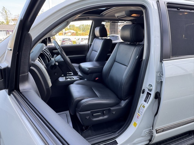 2022 Toyota Sequoia photo 9