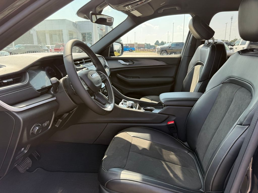 2025 Jeep Grand Cherokee Altitude photo 8