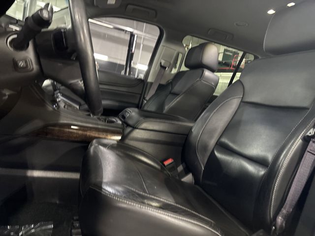 2017 Chevrolet Suburban LT photo 4