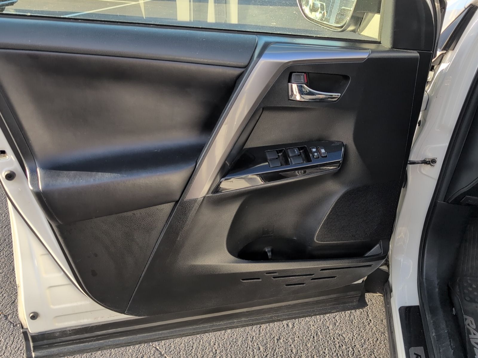 2018 Toyota RAV4 Hybrid SE photo 10