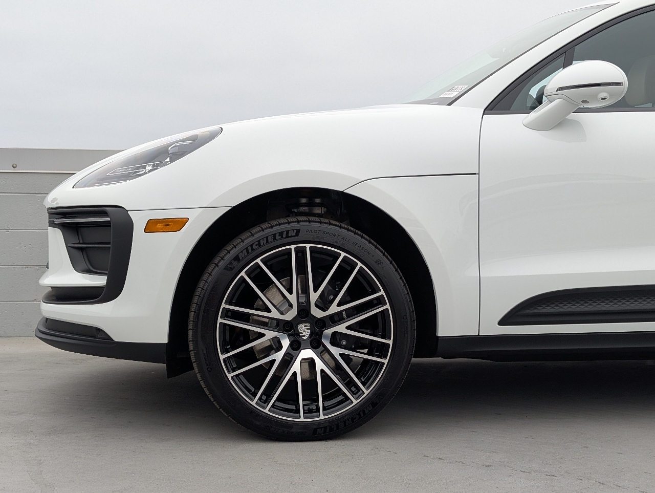 2025 Porsche Macan T photo 9