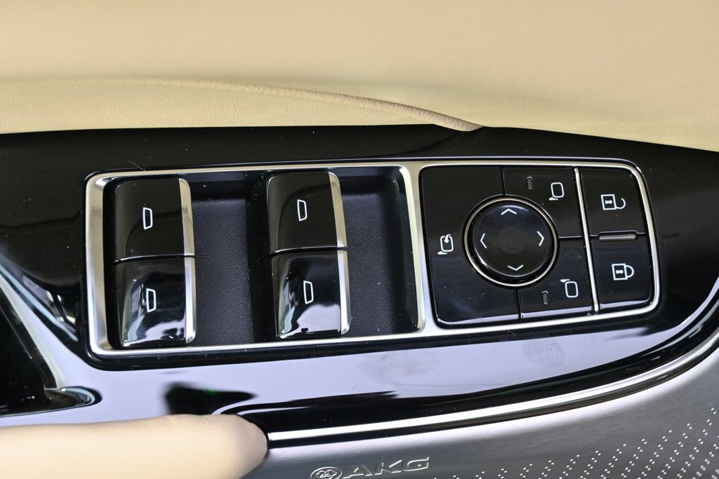 2025 Cadillac Lyriq Luxury photo 23
