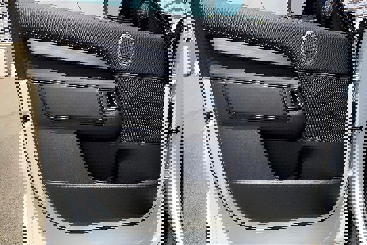 2025 Land Rover Discovery SE photo 9
