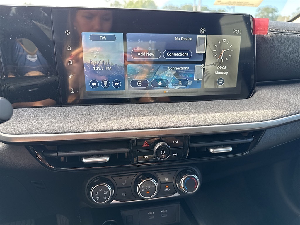 2025 Nissan Kicks SV photo 8