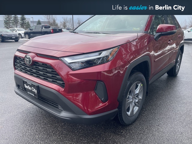 2025 Toyota RAV4 XLE's photo