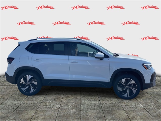 2025 Volkswagen Taos SE photo 2