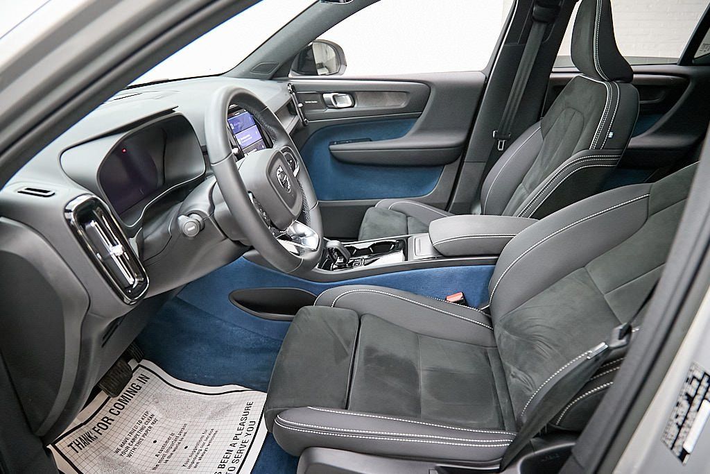 2023 VOLVO XC40 - Image 19