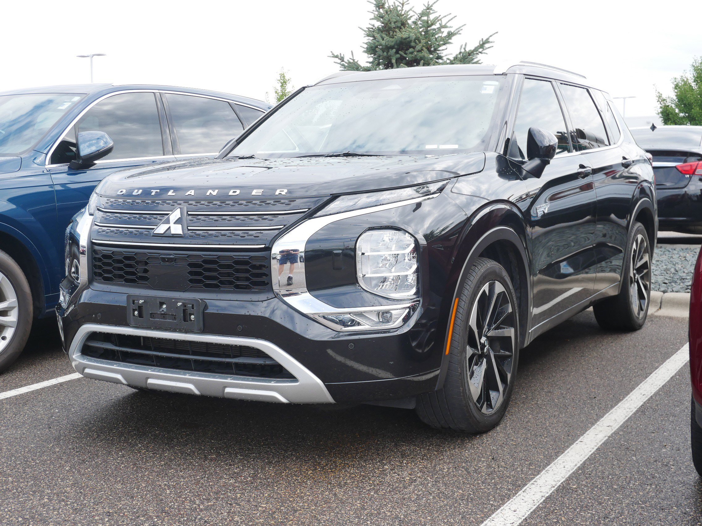 2023 Mitsubishi Outlander PHEV 40th Anniversary Edition photo 3