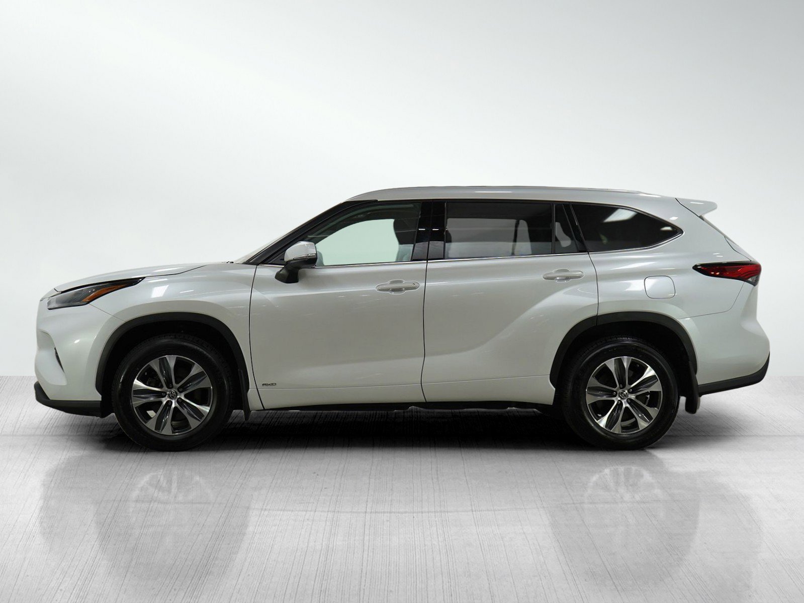Used 2022 Toyota Highlander XLE with VIN 5TDGBRCH6NS537751 for sale in Minneapolis, Minnesota