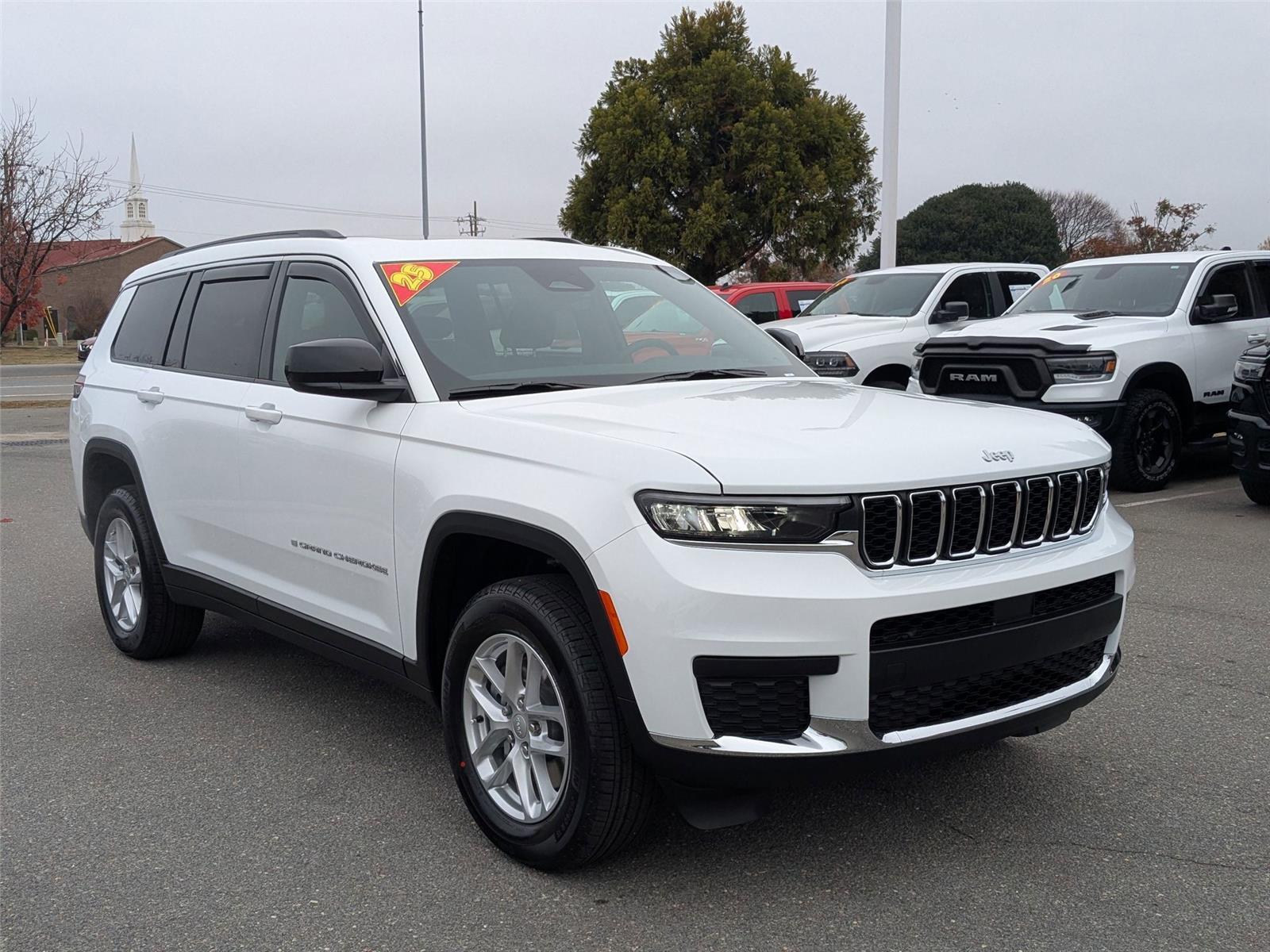 2025 Jeep Grand Cherokee Laredo photo 3