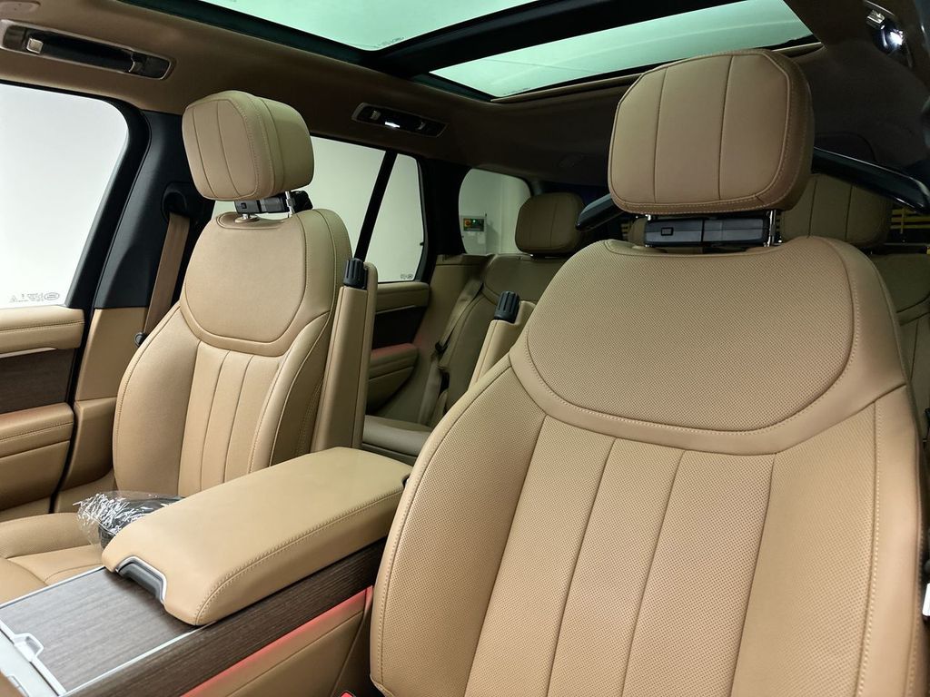 2025 Land Rover Range Rover SE photo 8