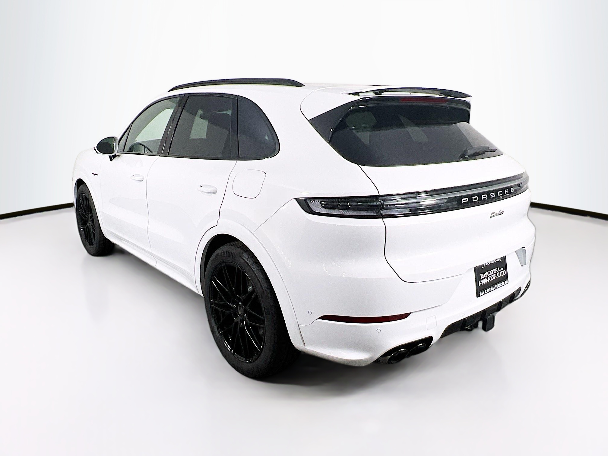 2025 Porsche Cayenne Turbo E-Hybrid photo 3