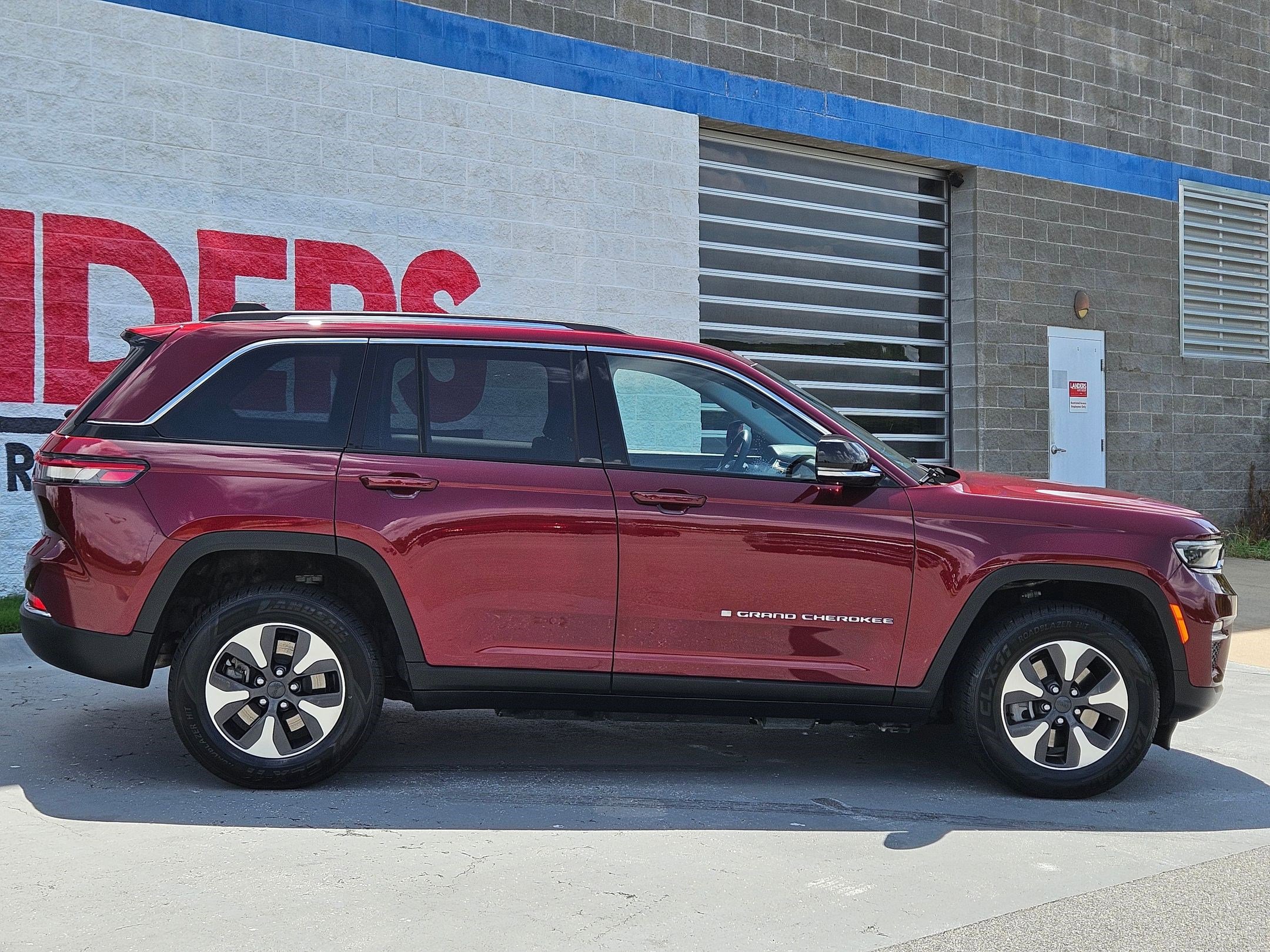 2023 Jeep Cherokee 4xe photo 7