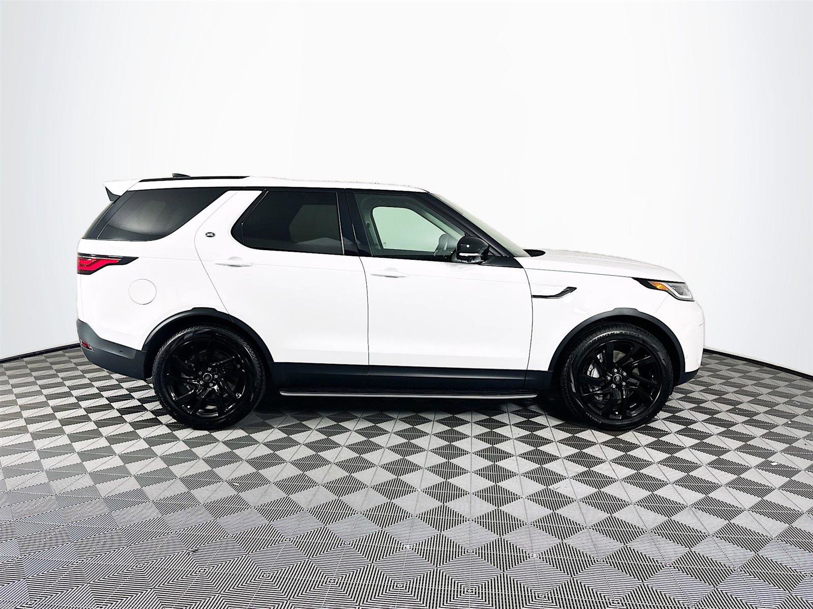 2024 Land Rover Discovery S photo 4