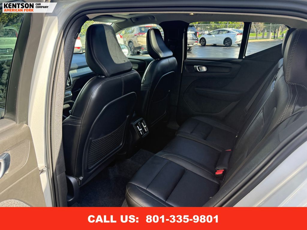 2025 Volvo XC40 Plus photo 28
